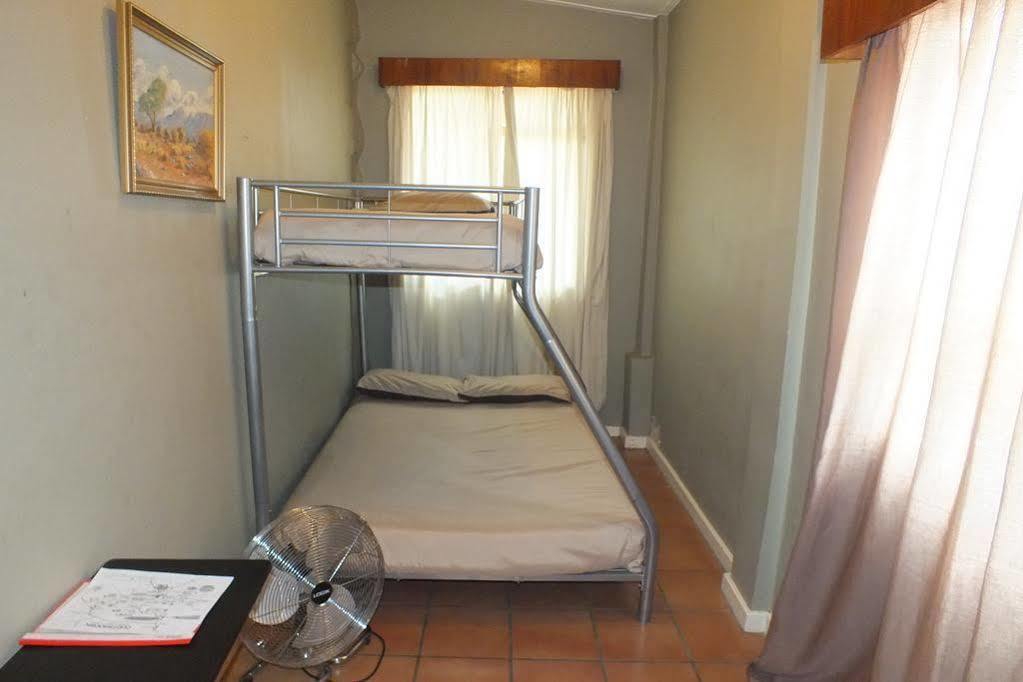 Oasis Shanti Backpackers Oudtshoorn Bagian luar foto
