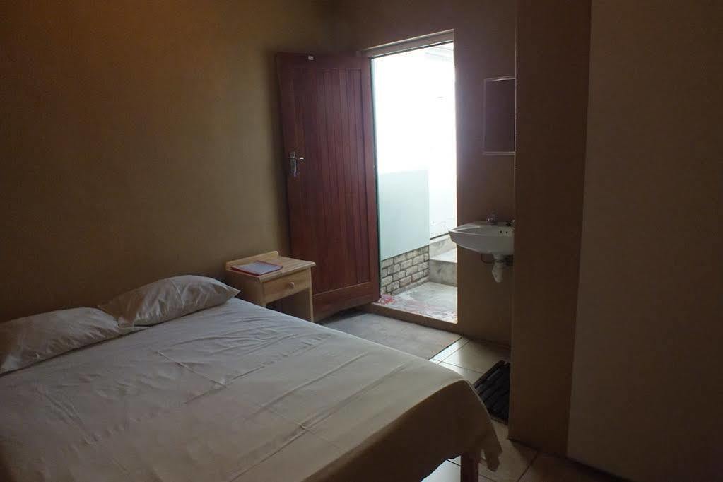 Oasis Shanti Backpackers Oudtshoorn Bagian luar foto